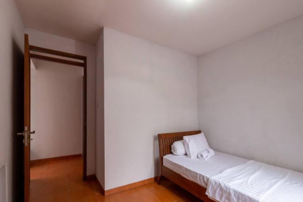בנדונג Spacious, White-Villa Belgareti @Kiara Condong מראה חיצוני תמונה